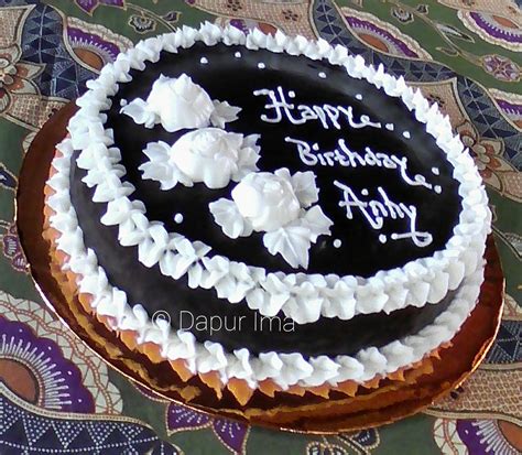 Kue ulang tahun biasanya memiliki berbagai corak warna, bentuk dan hiasan. Jualan Kue Ulang Tahun (34)