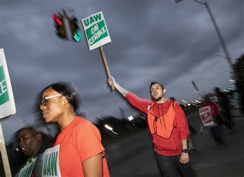 As Uaw Strike Enters Second Week Losses Growing For Workers Gm And