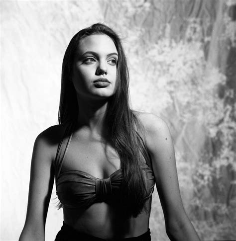 As Fotos Perdidas De Angelina Jolie Imagesandvisions 15 Anos