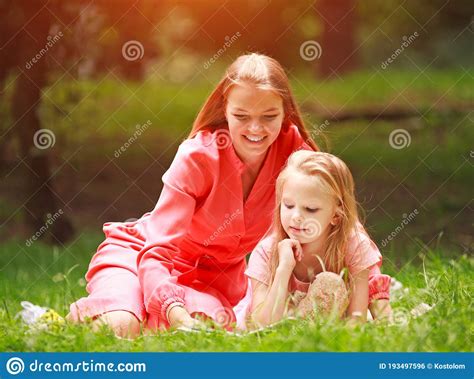Moeder En Dochter Hebben Samen Plezier In Bospark Op Het Gebied Van De
