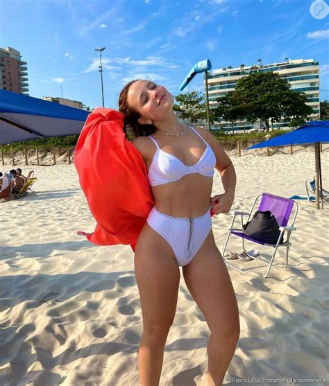 Bumbum de Larissa Manoela com biquíni cavado rouba a cena em fotos na praia fotos Purepeople