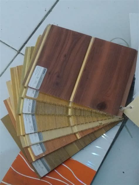 Keramik motif kayu ternyata juga tersedia yg berwarna putih, pendayagunaan keramik lantai kayu putih ini menghasilkan suasana ruangan yg lebih cerah, luas, serta elegan. Jual PVC Plafon PVC Plavon Motif Serat Kayu Glossy - Kab ...