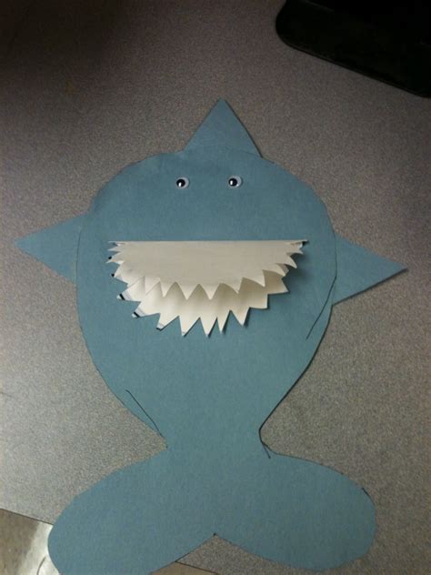 Great shark week craft, ocean craft for kids, summer kids craft and fun craft after visiting your local aquarium. Ocean Storytime