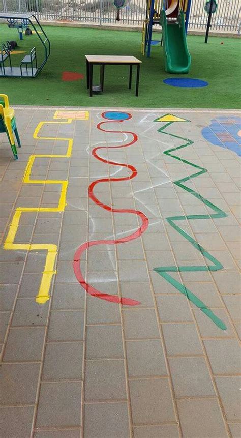 Los niños y niñas comienzan a pensar con creatividad para resolver problemas a esta edad de tres años. Cinco juegos para pintar en el patio y aprovechar los ...