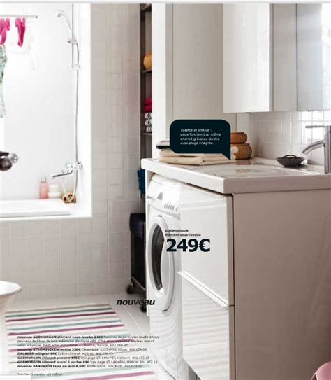 Un meuble salle de bain en bois clair, un lavabo géométrique inspiré des éviers rustiques et un coffre à linge en osier apportent un esprit champêtre à votre salle d'eau.si l'on aime. Meuble sous evier machine a laver - Idées de travaux