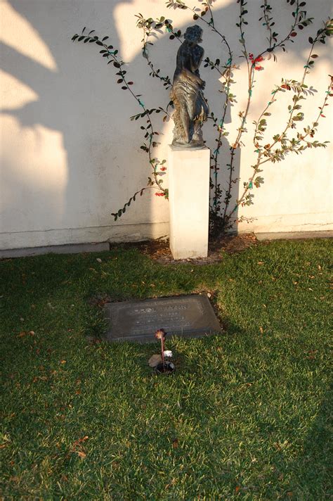 Image Errol Flynn Grave At Forest Lawn Cemetery In Glendale California