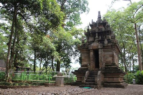 Hasil gambar untuk sketsa candi. Kumpulan Sketsa Candi Paling Mudah Di Gambar | Sketsabaru