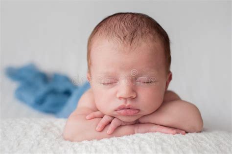 Bebé Recién Nacido Durmiente Puesto Los Pañales En Azul Imagen De