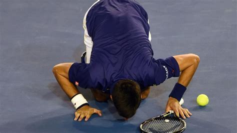 Osaka wins second australian open and fourth grand slam. Novak Djokovic küsst nach Sieg bei Australian Open den Boden