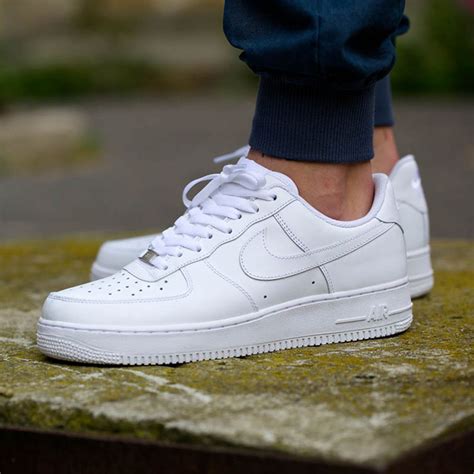 Patlamış mısır beyazı ile sade bir görünüme sahip ayakkabı detayları ile dikkat çekiyor. Giày Nike Air Force 1 '07 Chính Hãng TpHCM - Hà Nội - Giá ...