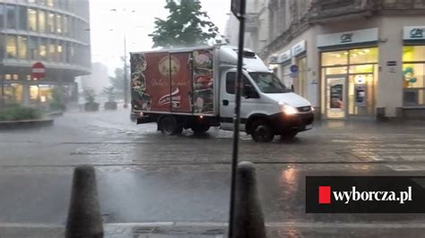 Zobacz najciekawsze publikacje na temat: Nagła ulewa i burza w Poznaniu. Zalane ulice w centrum miasta