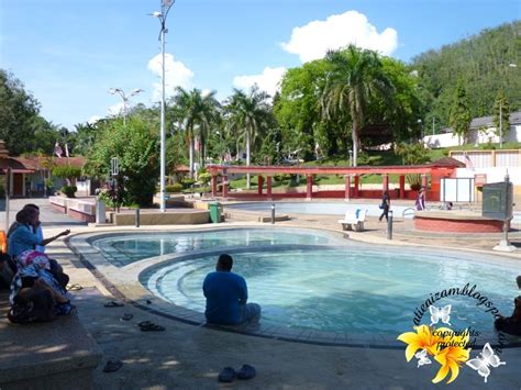 Suasana malam di kuil tinggal di atas air terjun seribu pantang larang. Blog Atie Aizam: Kolam Air Panas Ulu Legong