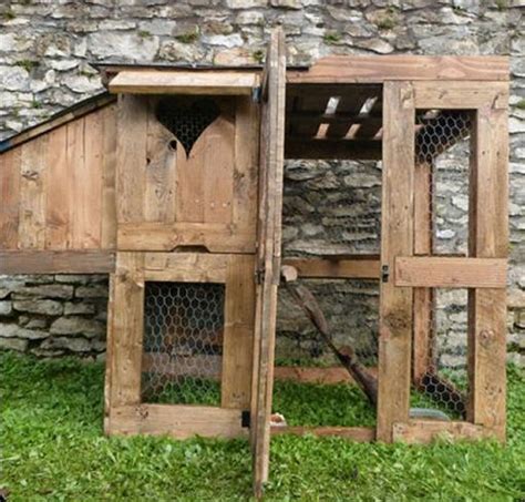 Chicken Coop Made Out Of Wood Pallets Upcycle Art