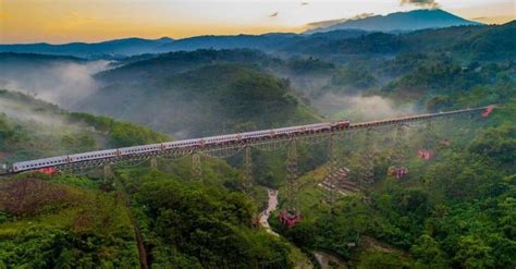 Kereta Api Indonesia Pemandangan Pemandangan Yang Indah Api