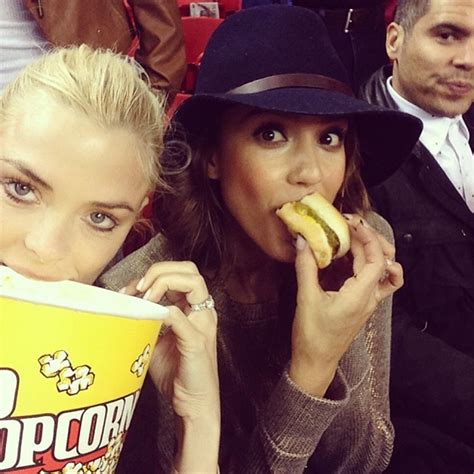 15 photos of celebrities eating will make you hungry