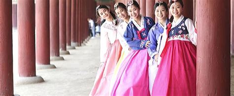 Même si les gens ne le portent pas aussi souvent comme ils le faisaient auparavant. Tenues traditionnelles au Vietnam Agence de voyage locale ...