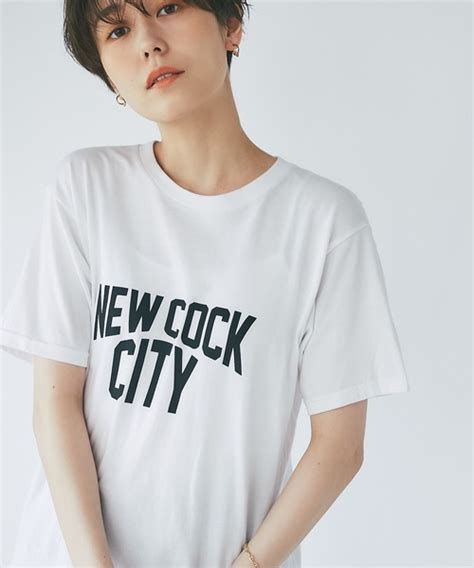 Un Dix Cors（アンディコール）の「大人なロゴ使い New Cock City プリントtee（tシャツカットソー）」 Wear