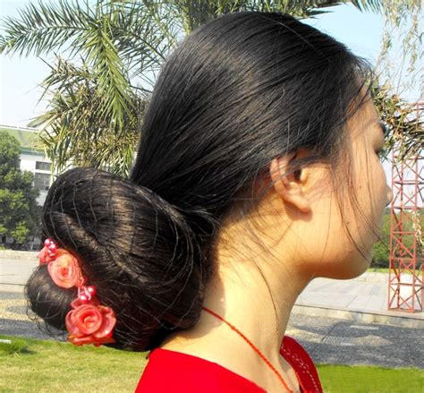 Feng Ye With Her Huge Bun Cheveux Cheveux Longs