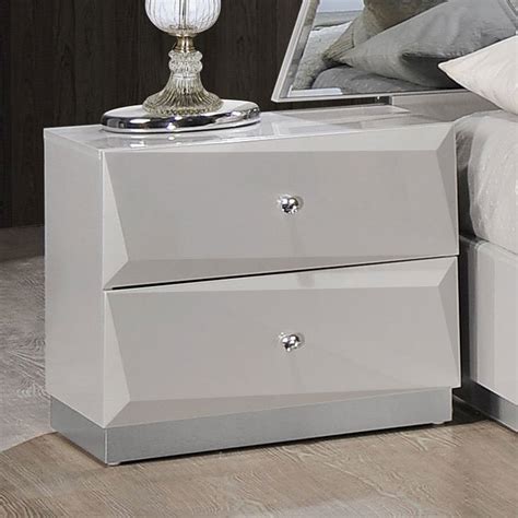 This barcelona bedroom collection by esf furniture offers a perfect way of brining a european exclusive design and construction. Barcelona Platform Bedroom Set Global Furniture ...