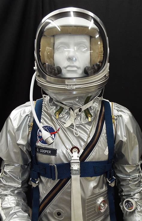 Pin By Parviz King On Картинки Astronaut Helmet Helmet Space Suit