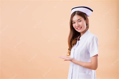 Enfermeira Asiática Apontando Mostrando Algo Foto Premium