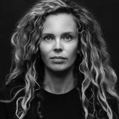 Dan , zodra zij het bospad oprijden en het huis zich tussen de bomen aan hen openbaart, zijn zij verkocht. Roxane van Iperen vervangt Benali bij 4-mei voordracht ...