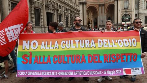 Milano, tensioni in piazza duomo alla manifestazione contro il ddl zan. Omofobia, passano alla Camera i primi cinque articoli del ...