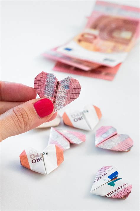 Geldscheine falten hochzeit geld falten hochzeit geldgeschenke zu weihnachten geldgeschenke hochzeit geld falten kleidung origami kleid origami ich zeige dir, wie aus einem geldschein ein kleid gefaltet wird. Drei wunderschöne DIY Geldgeschenke zur Hochzeit ...