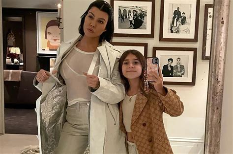 kourtney kardashian y su hija penelope se coordinan en abrigos beyong flesh and bloog