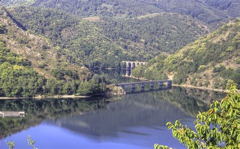De janvier à avril, la température évolue progressivement de 6°c à 12°c avec des précipitations, dont la moyenne respective mensuelle de 62, 52, 50 et 63 mm. Lac de Villefort | Lozère, Cevennes, Lac