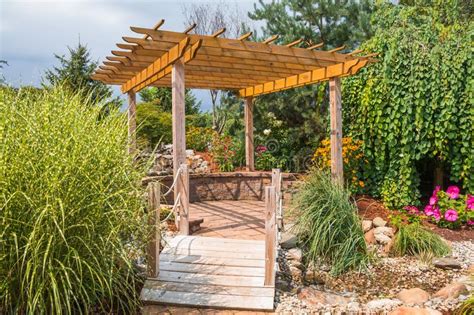 Landscape Architecture With Pergola And Water Features For Summer