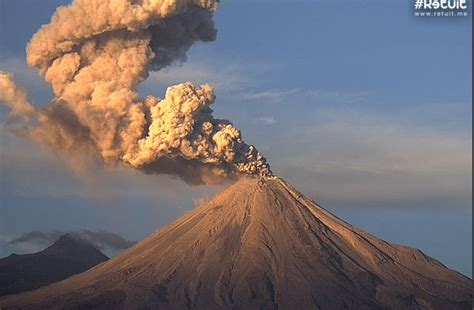 Investigadores Sobrevuelan El Volcán De Fuego De Colima Noticieros
