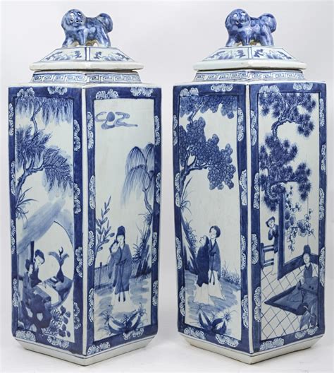 Een Paar Vierkante Dekselvazen Van Chinees Porselein Met Een Blauw Op