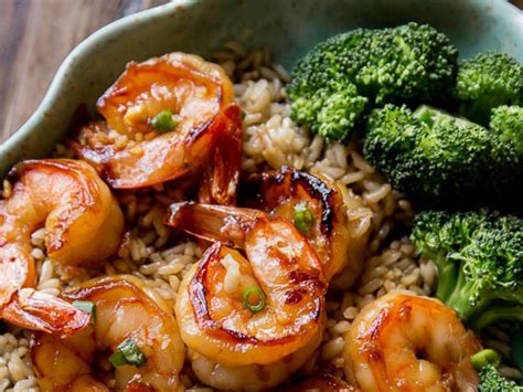 These honey garlic shrimps are coated in the most delicious sweet n' garlicky glaze. 20 Minute Honey Garlic Shrimp Recipe and Nutrition - Eat ...