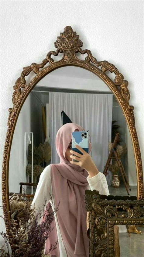 Pin By At Har On Athar Hijab Fashion Mirror Selfie Poses Hijabi Aesthetic