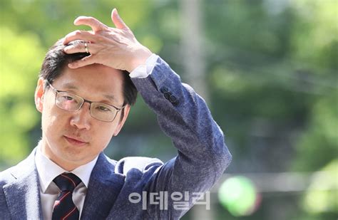 [포토]경찰 출석하는 드루킹 댓글조작 연루 의혹 김경수 전 의원