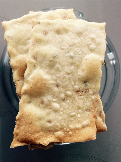 Leggeri e fragranti, sono un ottimo spuntino o sostituto del pane, ideali anche da spalmare! CRACKERS DI RISO E FARRO | Crackers, Cracker, Riso