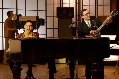 A tizenéves fenyő miki családjával hazatelepül amerikából és a szabályokra fittyet hányva nyomja a rock and rollt. Made in Hungária (2009) | MAFAB.hu