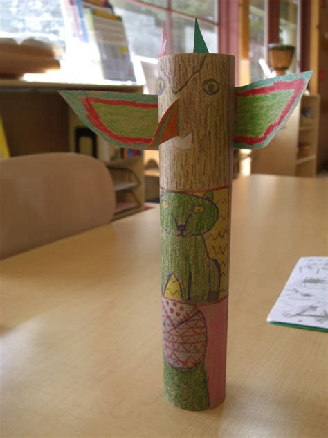The fact that it is thornless makes it suitable for high traffic areas such as paths or steps. Quest Artists: UE: Totem Poles