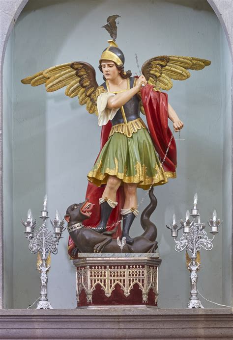 El escudo de san miguel petapa tiene una imagen del santo hermano pedro de san josé de betancur, quien recién llegado a tierras guatemaltecas —parte de la capitanía general de guatemala durante la época de la colonia española— radicó por un tiempo en este lugar, residiendo en la iglesia de nuestra señora del rosario antes de. San Miguel Arcángel - turismo valsequillo