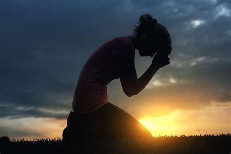 A Woman Prays On Her Knees At Sunset Woman Praying Images Kneeling