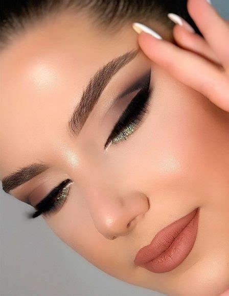 beautiful makeup ideas that are absolutely worth copying shimmery green and smokey makeup