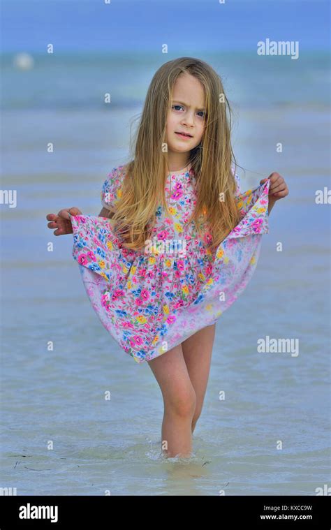 Chica A La Orilla Del Mar Fotograf As E Im Genes De Alta Resoluci N Alamy