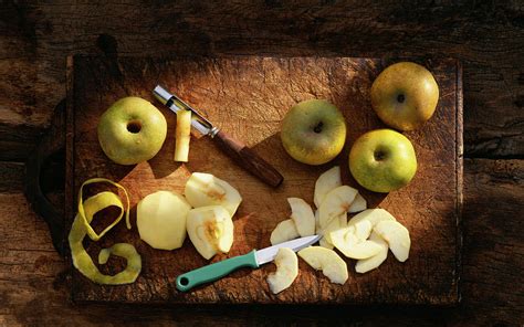 Eplucher Et Couper Les Pommes Peeling And Slicing Apples Photograph By