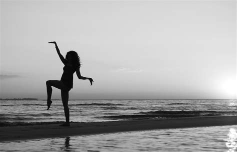 Premium Photo Girl Doing Gymnastics On Beach At Sunset