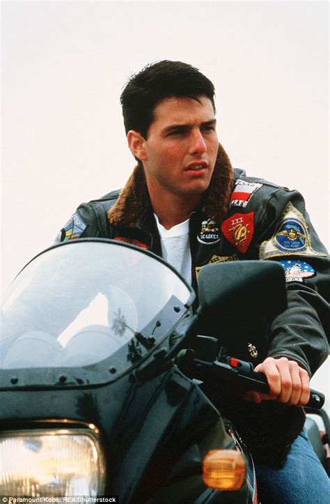 Том круз, майлз теллер, дженнифер коннелли и др. Tom Cruise rides motorcycle around airfield as Maverick in ...