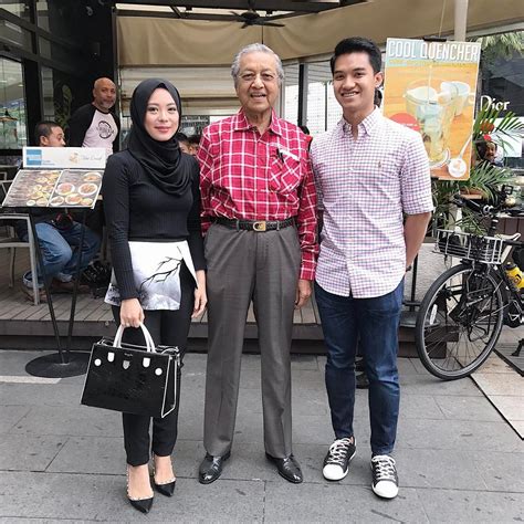 Yusof is the cofounder of fashionvalet, a fashion site that carries asia's leading designer labels. Fadza Anuar Dan Vivy Yusof Bergambar Bersama Tun Mahathir ...
