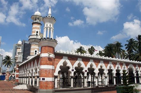 It was later renovated with red bricks in 1963. Masjid Jamek in Kuala Lumpur: the description, time ...