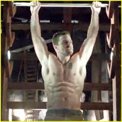 Stephen Amell Ridiculously Ripped Abs In Shirtless Arrow Stills