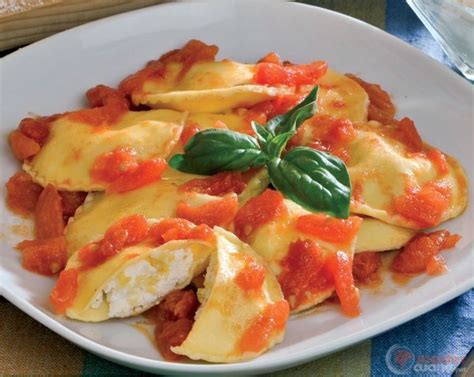 E' inutile dire che la ricotta è venuta a casa con me! Ravioli di ricotta con limone e pomodoro fresco | Ricette ...